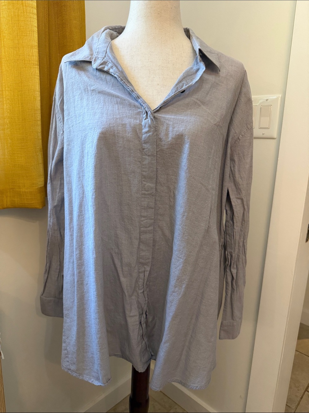 Men's Casual Light Gray Button-Down Shirt